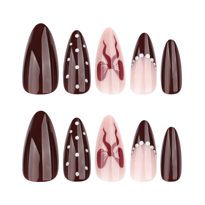 Elegant gestaltete Stiletto-Nägel mit kunstvollen Akzenten Karnz
