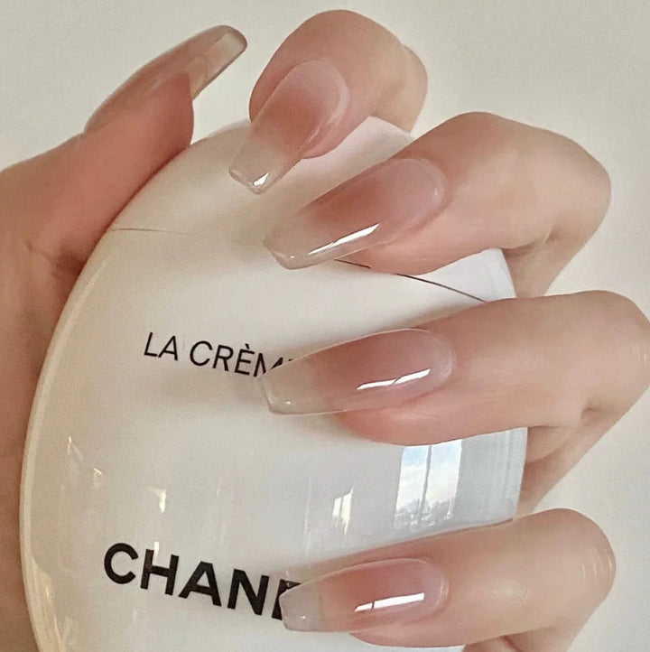 Elegantes Nageldesign mit Perlenverzierung Karnz