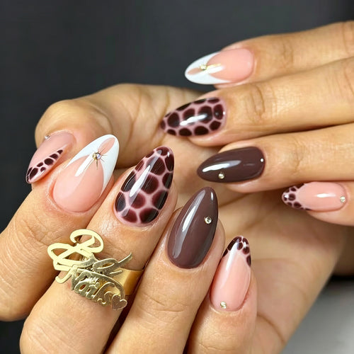 Künstlerisches Nagelkunstset mit Giraffendruck und glänzendem Finish