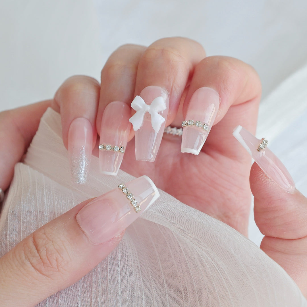Künstlerisches Press-On Nagelkunstset mit Herz- und himmlischen Designs