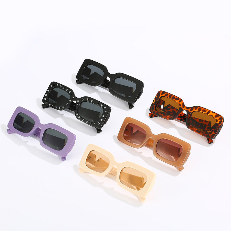 Damen modische quadratische Sonnenbrille mit stilvollem Metallbesatz Karnz