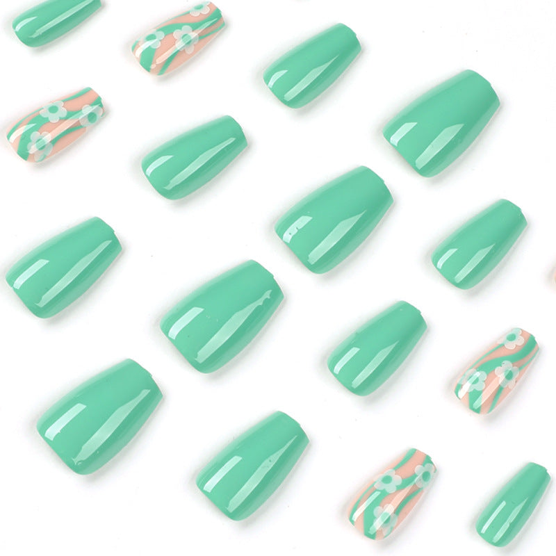 Kunstvolle Nagelverlängerungen im modernen floralem Design Karnz