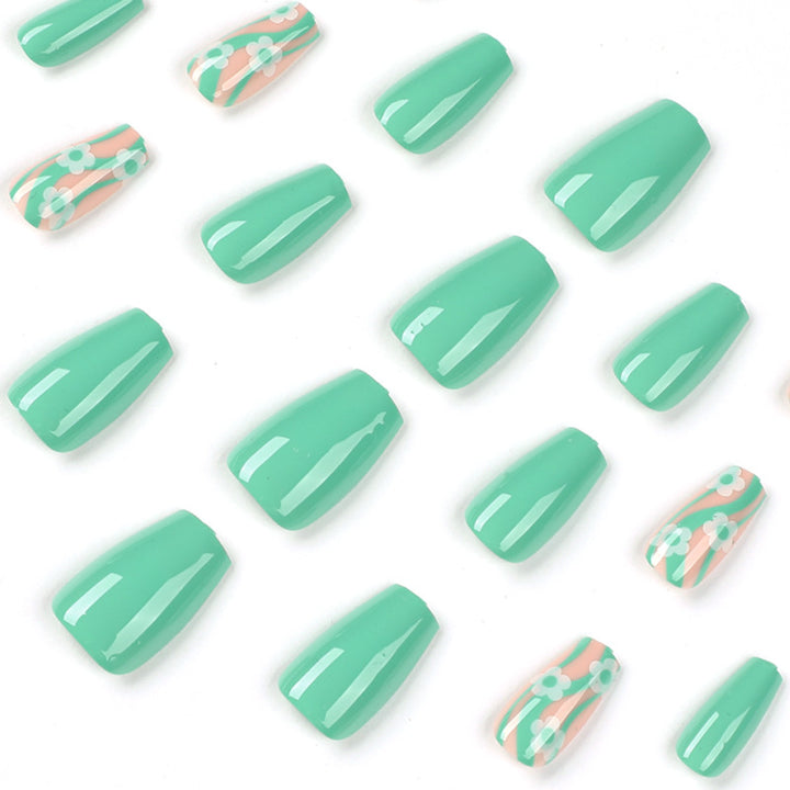 Kunstvolle Nagelverlängerungen im modernen floralem Design Karnz
