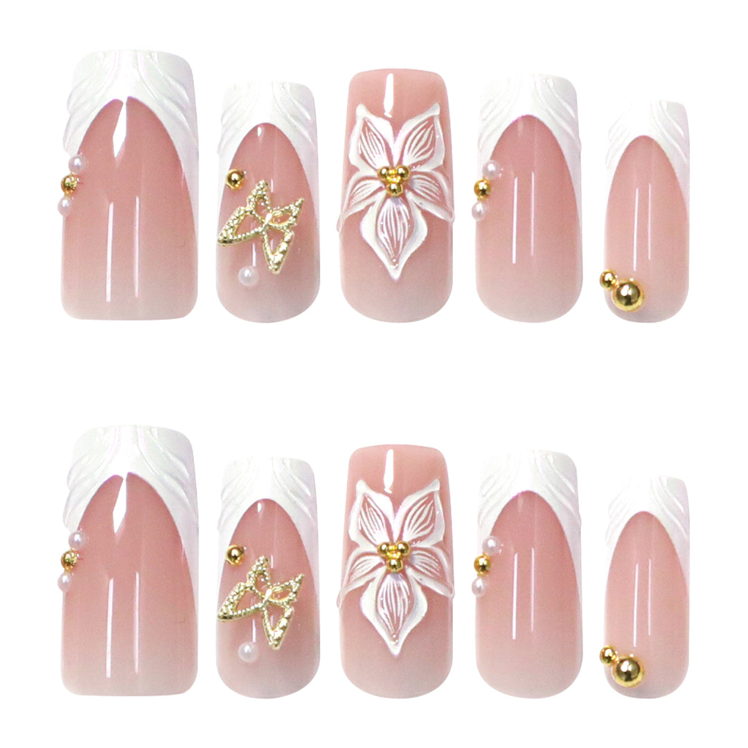Elegante Kunstnägel mit floralem Design und Goldakzenten Karnz