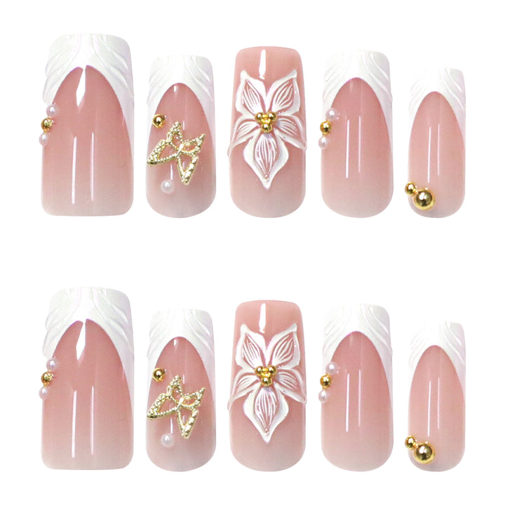 Elegante Kunstnägel mit floralem Design und Goldakzenten Karnz