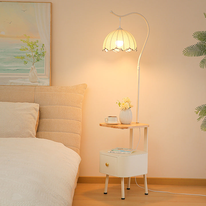 Stilvolle Stehlampe mit integriertem Beistelltisch