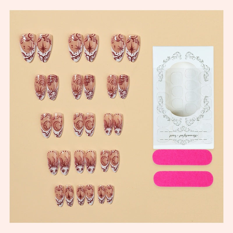Kunstnagelset mit floralem Design und zarten Verzierungen Karnz