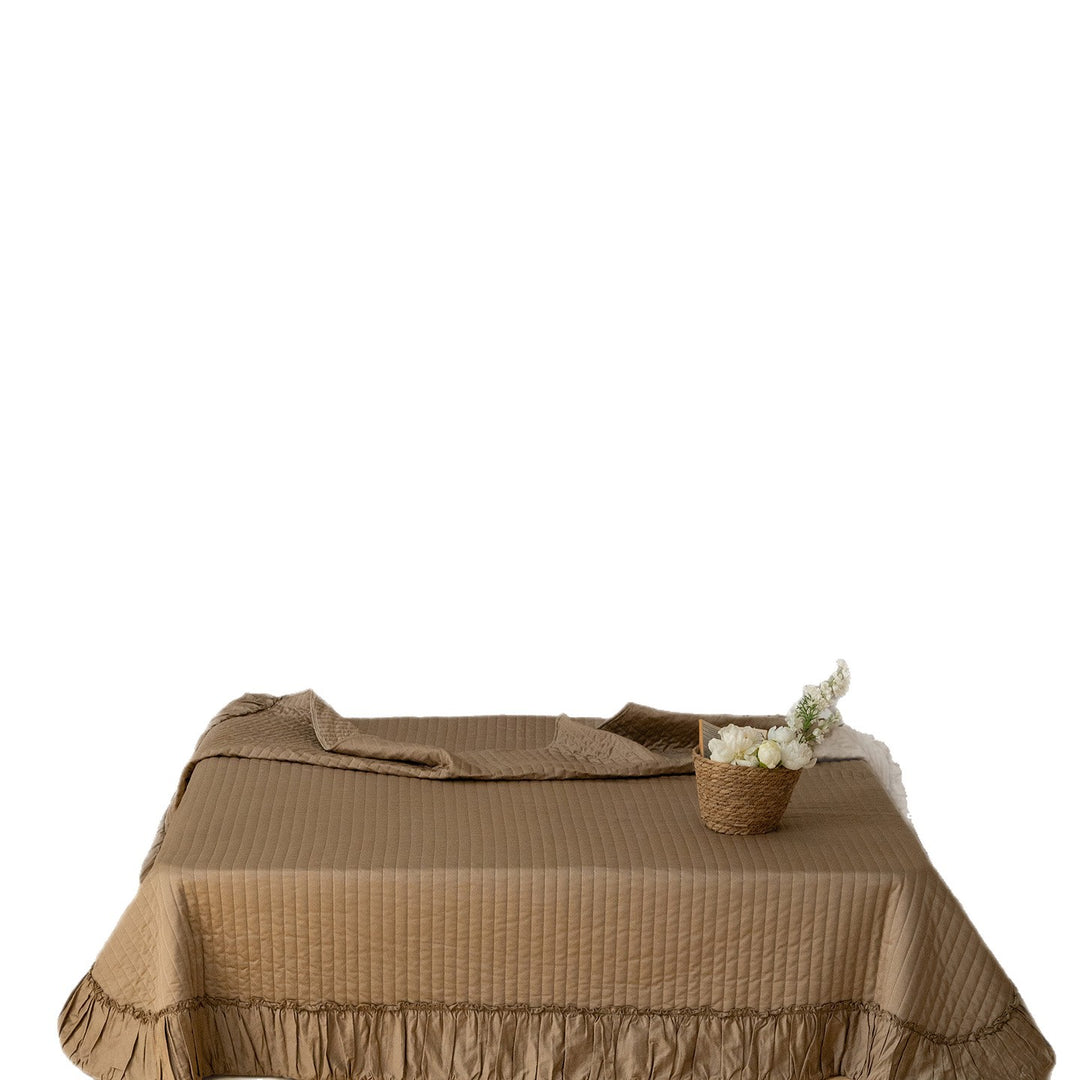 Gesteppte Baumwoll‑Tagesdecke im japanischen Wabi‑Sabi‑Stil mit Längssteppung und Volant