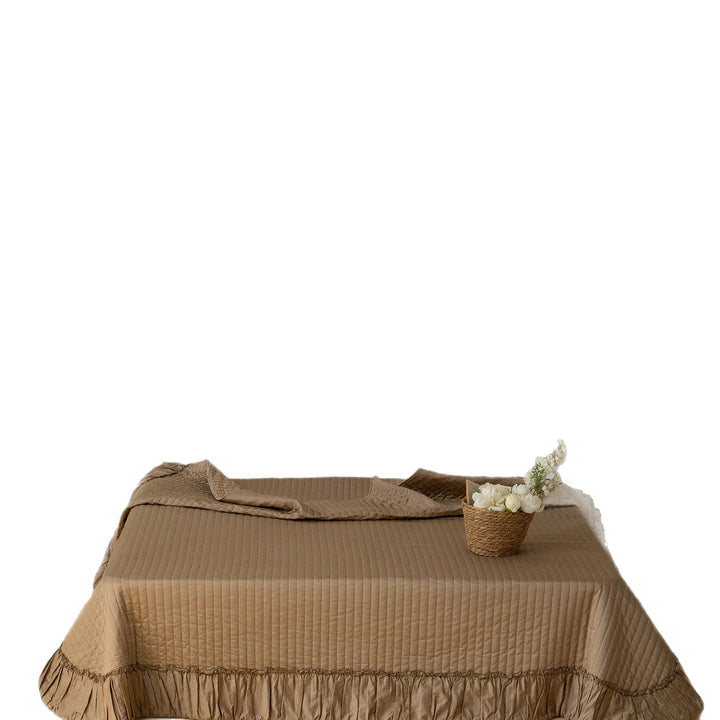 Gesteppte Baumwoll‑Tagesdecke im japanischen Wabi‑Sabi‑Stil mit Längssteppung und Volant
