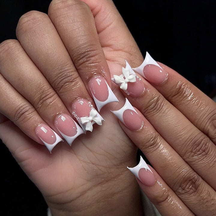 Elegante Stiletto-Nagelkunstverlängerungen mit Schleifenakzenten Karnz