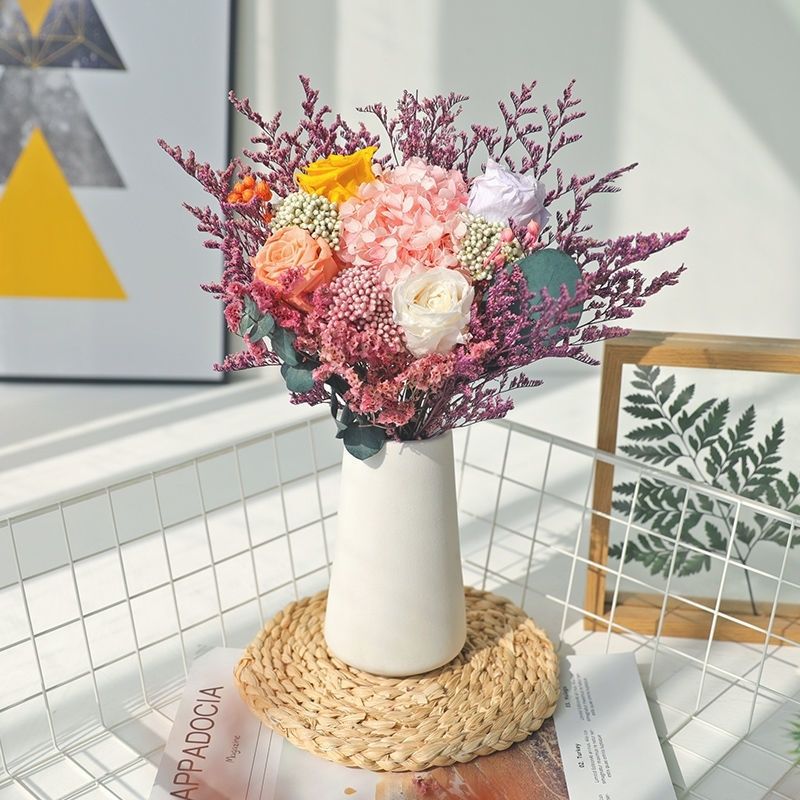Elegante dekorative Schein- Blumenanordnung