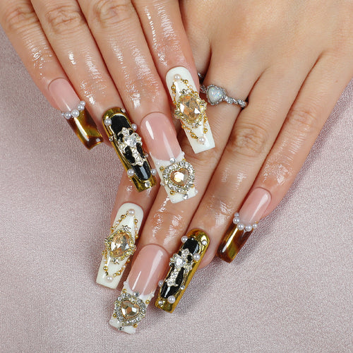 Kunstnagelset mit exquisiten Verzierungen Karnz