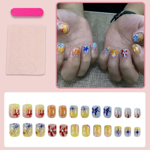Kunstnagelset mit kreativen floralem und geometrischem Design Karnz