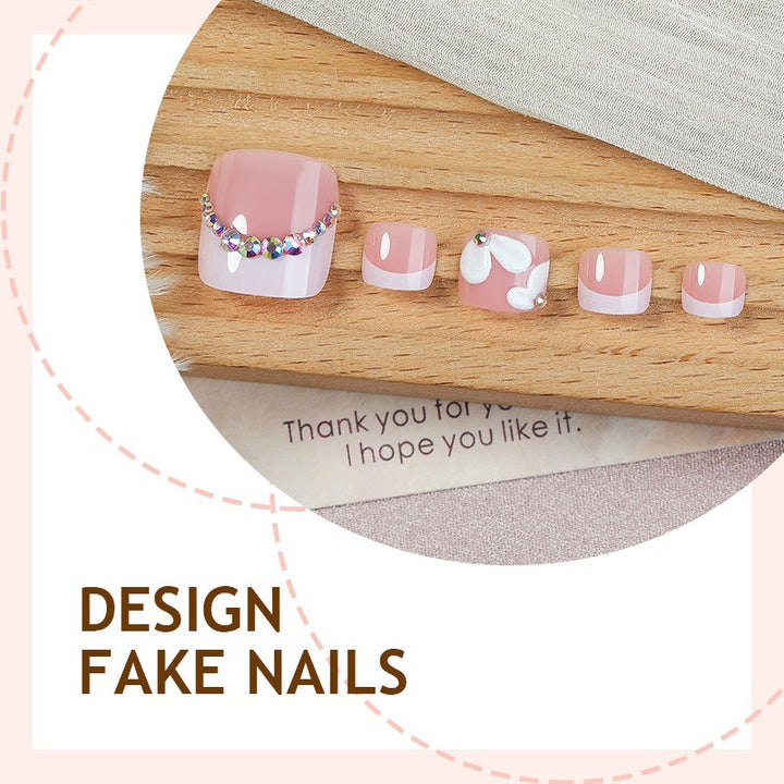 Kreatives Kunstnagelset mit eleganten Blumen-Designs und Glitzerakzenten Karnz