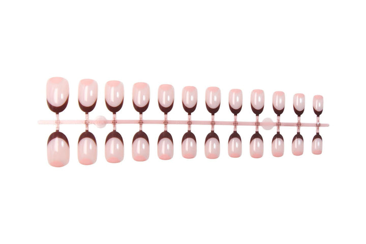 Kunstnagelset mit eleganten French-Spitzen und hochwertigen Details Karnz