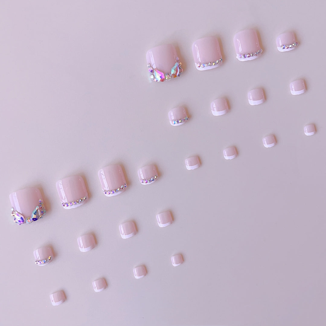 Kunstnagel-Set mit glitzernden Strassdetails und französischer Spitze Karnz