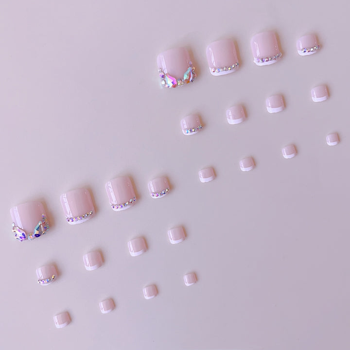 Kunstnagel-Set mit glitzernden Strassdetails und französischer Spitze Karnz