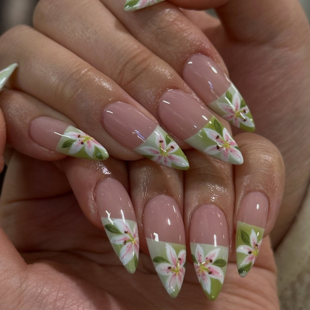 Kunstfingernägel mit Handgefertigten Floralen Verzierungen Karnz