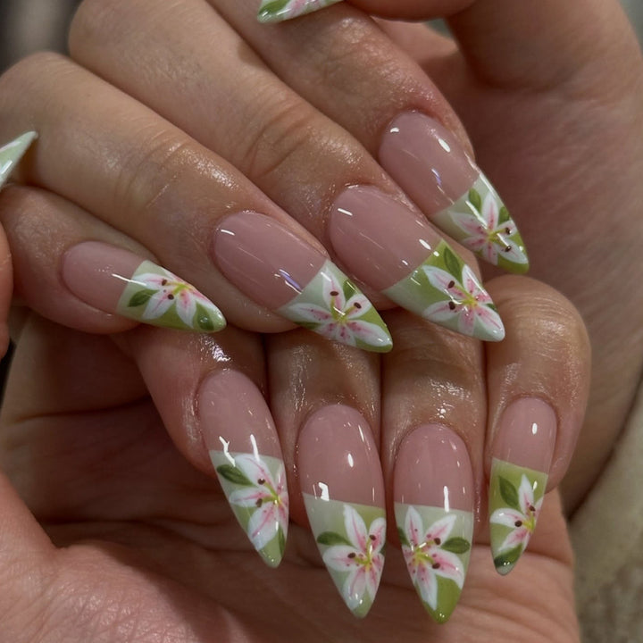 Kunstfingernägel mit Handgefertigten Floralen Verzierungen Karnz