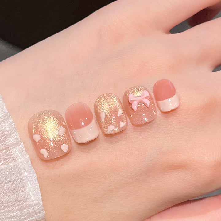 Künstlerisches Nageldesign mit niedlichen Schleifen Karnz