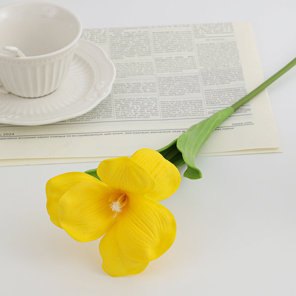 Künstlicher Orchideenblütenzweig mit realistischen Details Karnz