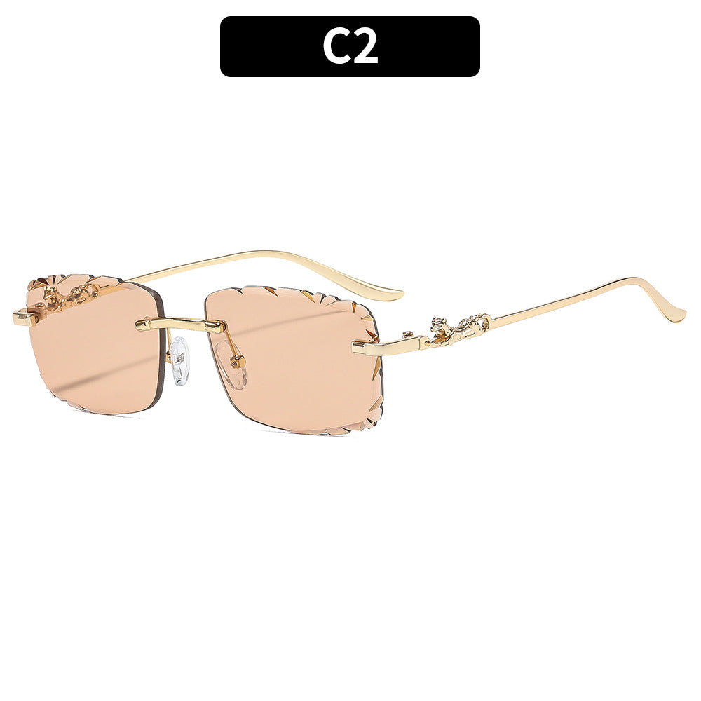 Elegante Sonnenbrille mit floralem Akzent im quadratischen Rahmen