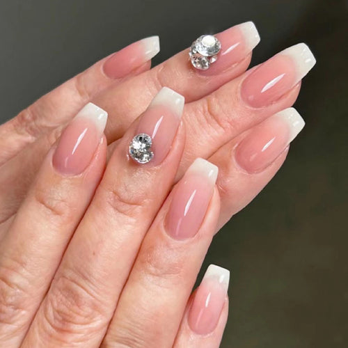 Kunstvolle Nagelverlängerungen mit elegantem French-Tip und Strassverzierungen Karnz