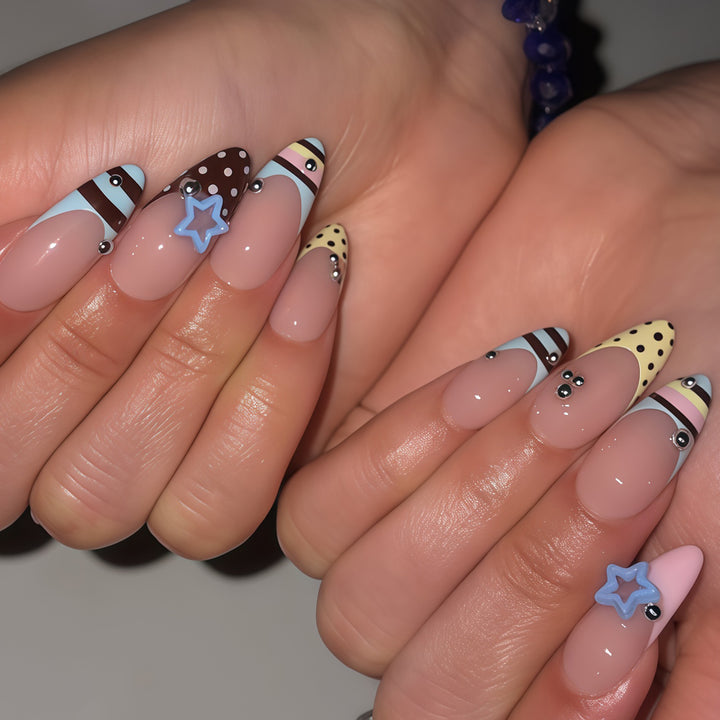 Kreatives Dekoratives Press-On Nagelkunst Set Karnz