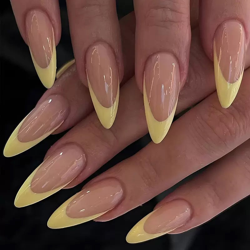 Kunstnagelset mit eleganten Neonspitzen Karnz