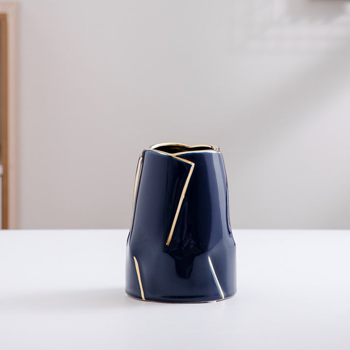 Dekorative Keramikvase mit goldener Akzentuierung Karnz