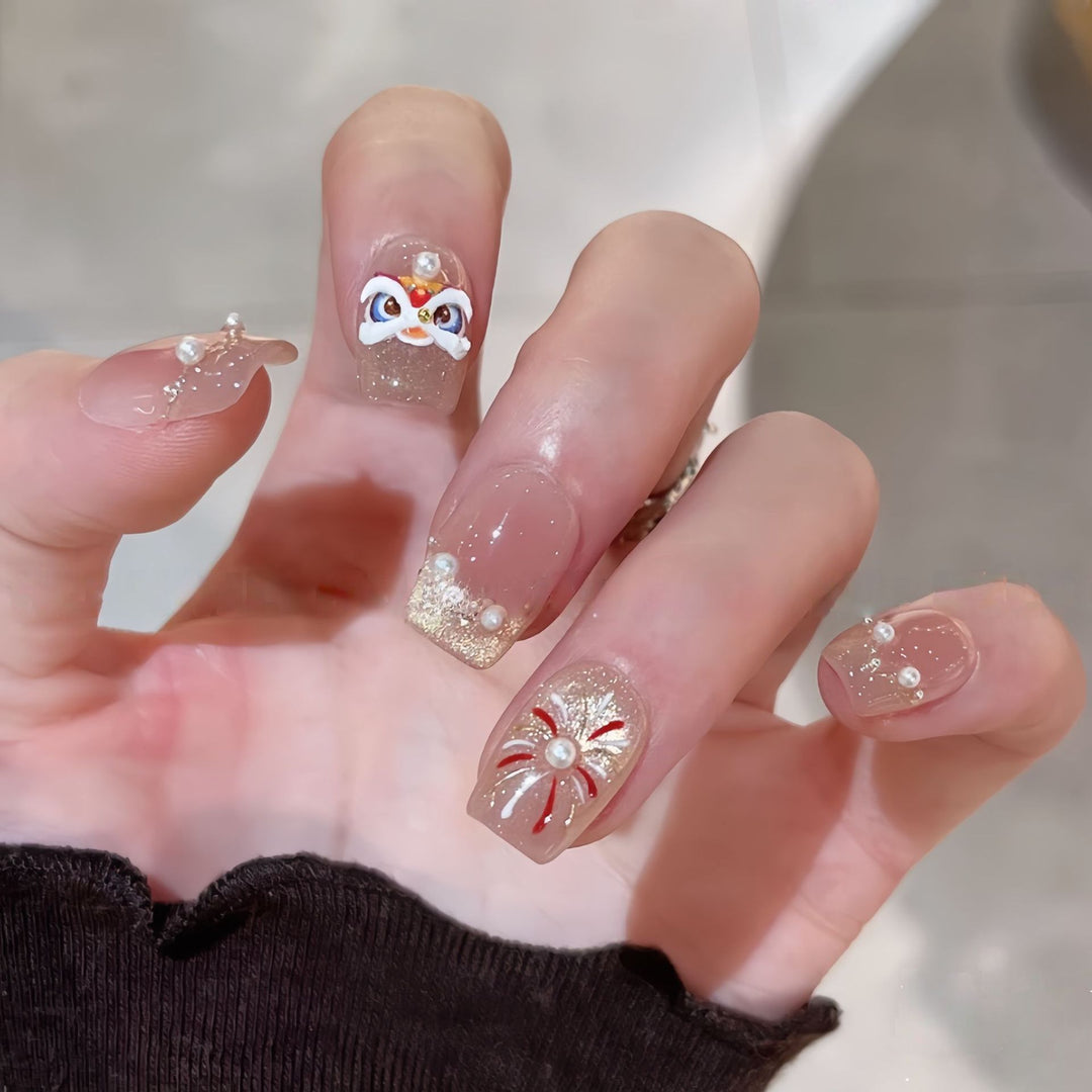Kunstnägel mit Eleganten Perlen- und Blütenakzenten Karnz