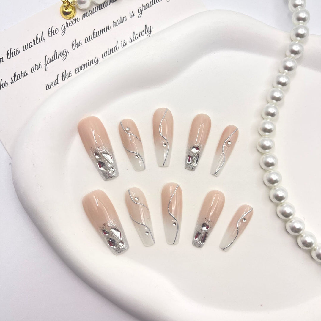 Elegantes Press-On-Nagelkunstset mit Juwelen und Glitzer