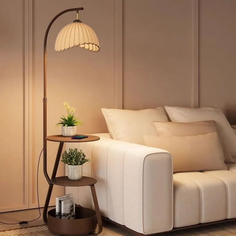 Moderne Stehlampe mit Regalen