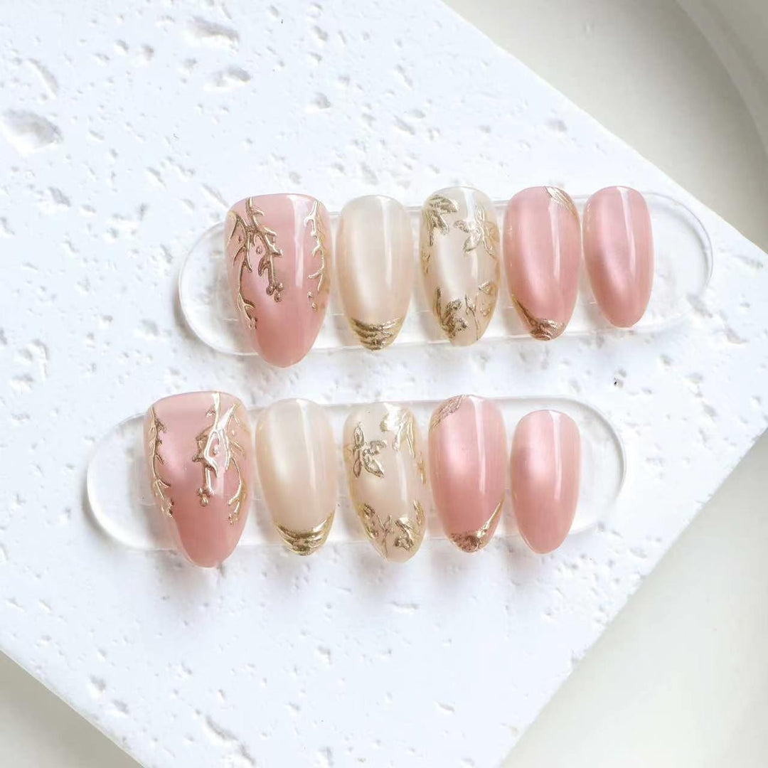 Elegantes Press-On-Nagelkunstset mit Goldblattakzenten Karnz