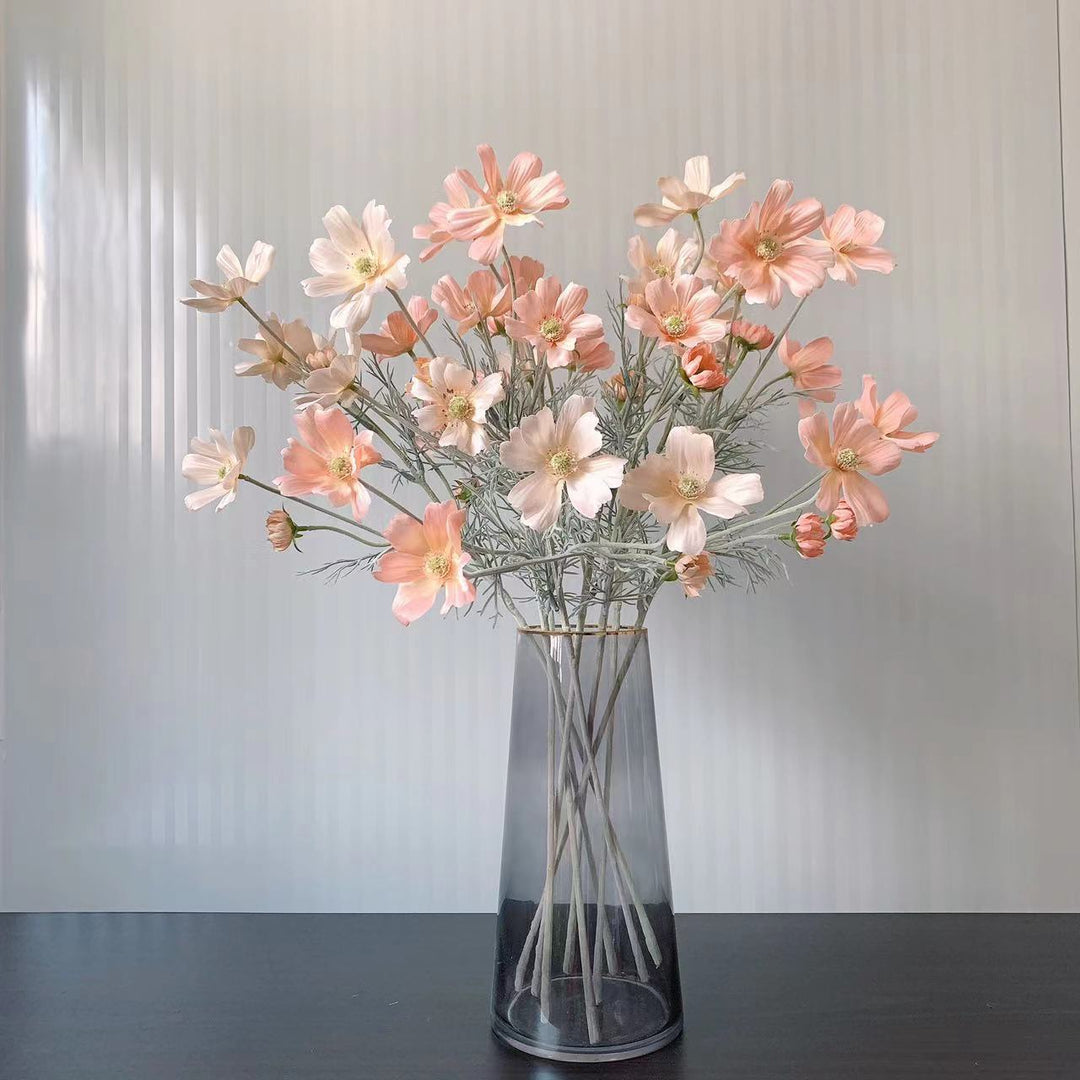 Lebensechte Cosmos-Blume Stiel