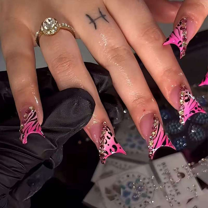 Künstlerisches Stiletto Press-On Nagel-Set mit Tierdruck-Akzenten Karnz
