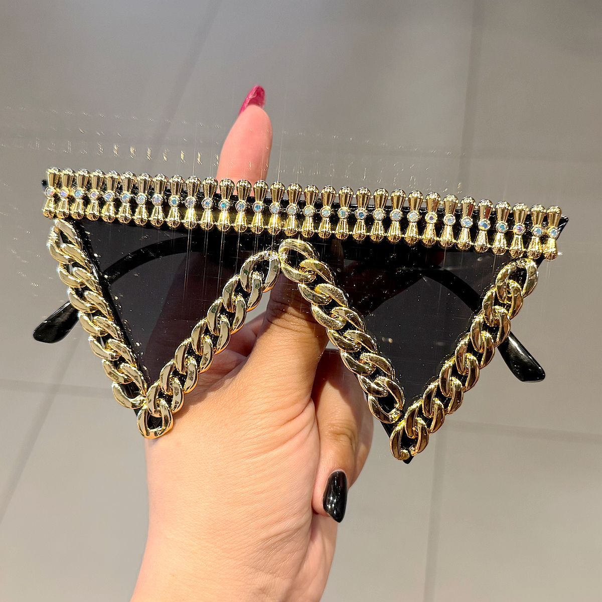 Damen trendige Sonnenbrille mit auffälligem Kettenrahmen Karnz