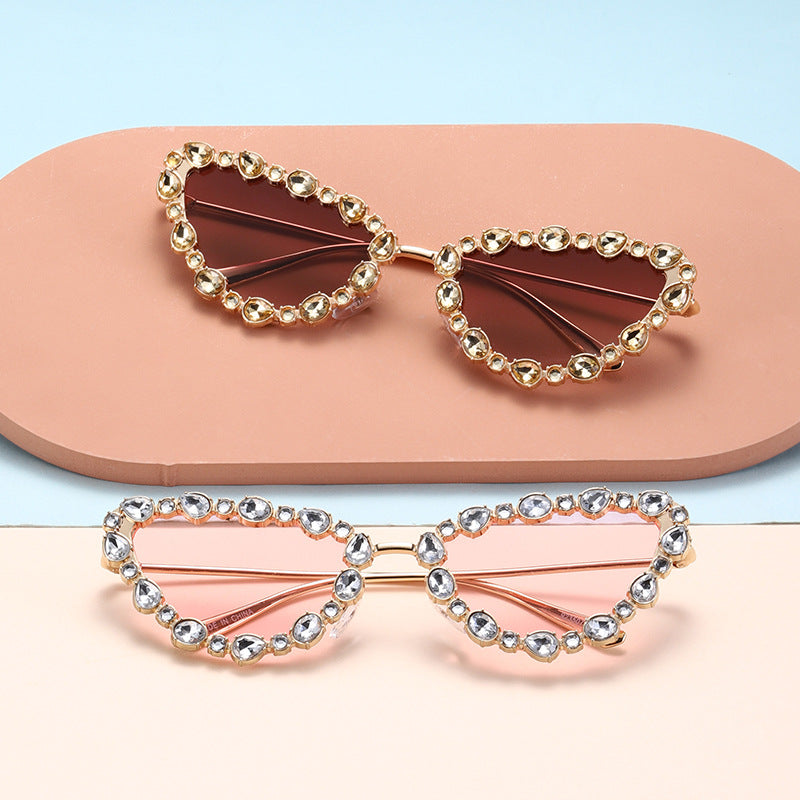 Damen Herzförmige Designer-Sonnenbrille mit glamourösem Kristallrahmen Karnz