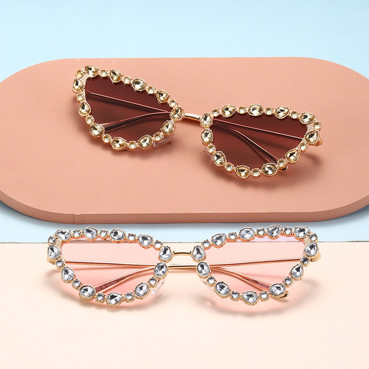 Damen Herzförmige Designer-Sonnenbrille mit glamourösem Kristallrahmen Karnz
