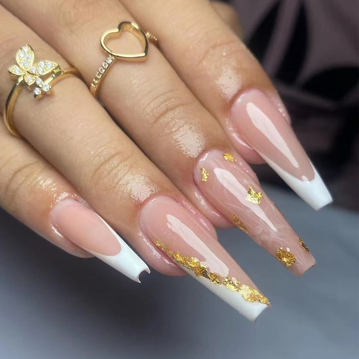 Kunstvolle Stiletto-Nägel mit Glitzer- und Glanzakzenten Karnz