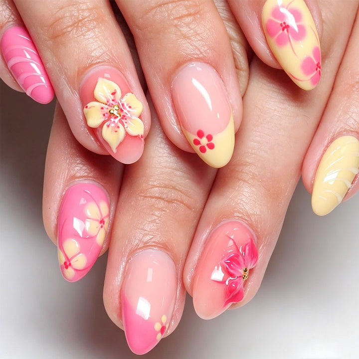 Kunstnagelset mit floralen Akzenten und Glitzerelementen Karnz