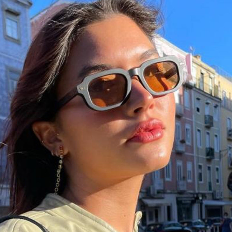 Damen quadratische Sonnenbrille mit hochglänzendem transparentem Rahmen und polarisierenden Gläsern Karnz
