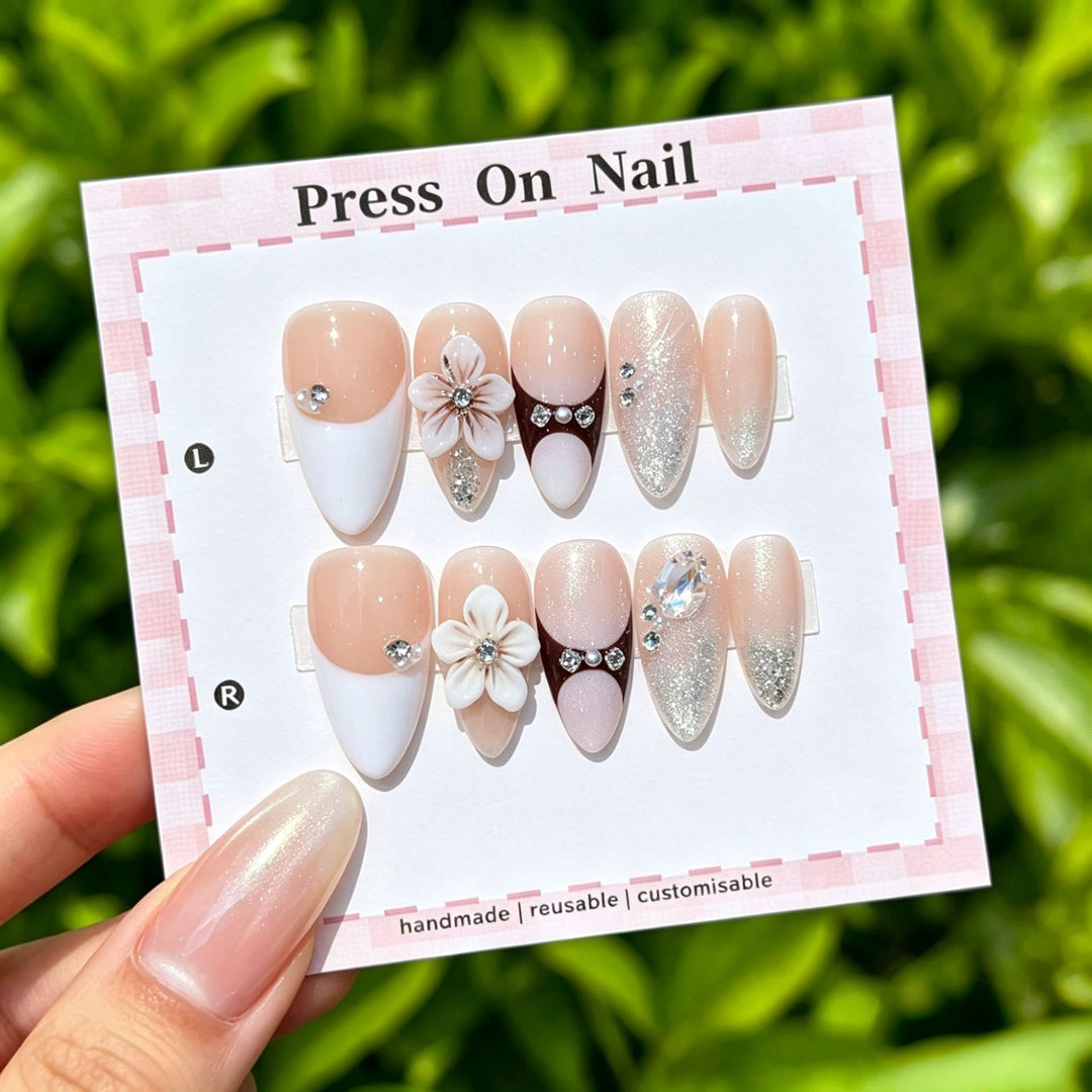 Künstlerisches Press-On-Nagel-Set mit floralen und grafischen Designs