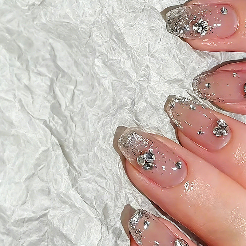 Kunstnagelset mit extravaganten Glitzer- und Kristallverzierungen Karnz