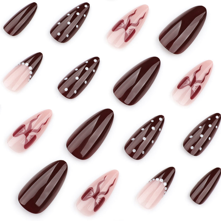 Elegant gestaltete Stiletto-Nägel mit kunstvollen Akzenten Karnz