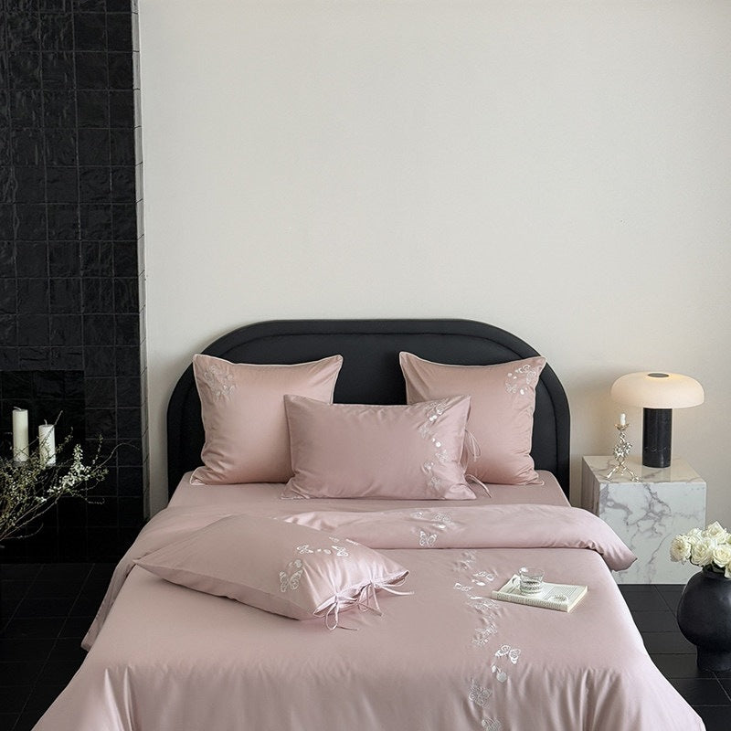 Luxuriöses Baumwollsatin-Bettwäscheset mit Schmetterlingsstickerei und Bindeband-Kissen