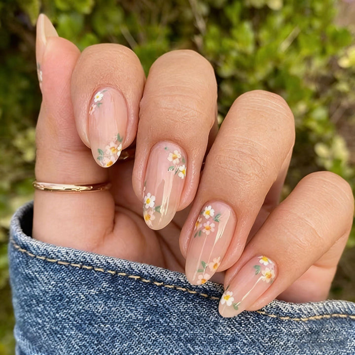 Kunstnagelset mit floralen Designs und natürlichem Look Karnz