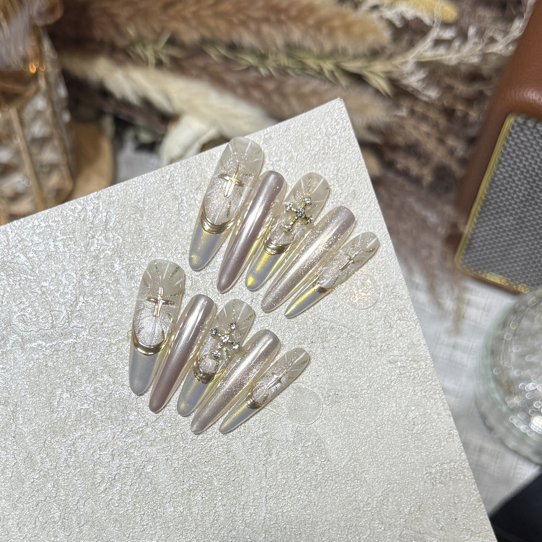 Glamouröse Stiletto Press-On Nail Set mit künstlerischen Akzenten Karnz