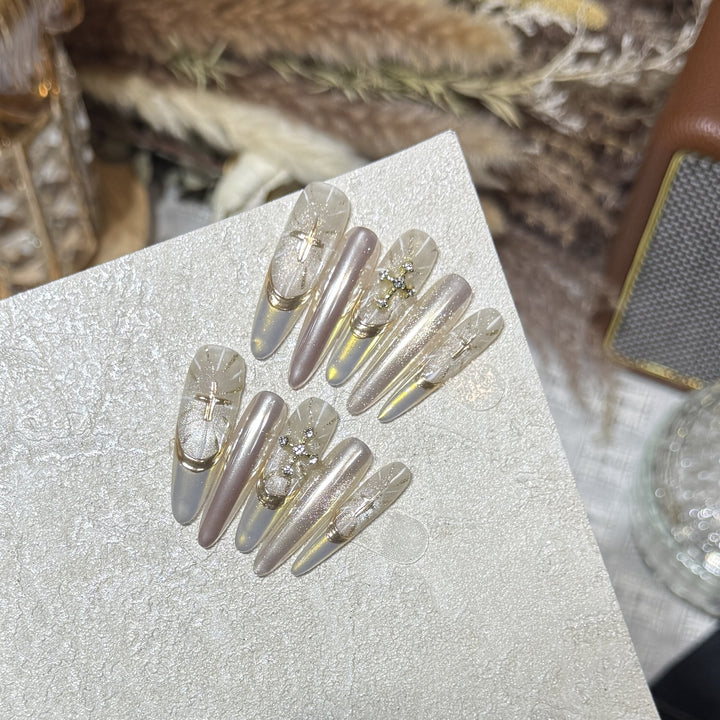 Glamouröse Stiletto Press-On Nail Set mit künstlerischen Akzenten Karnz