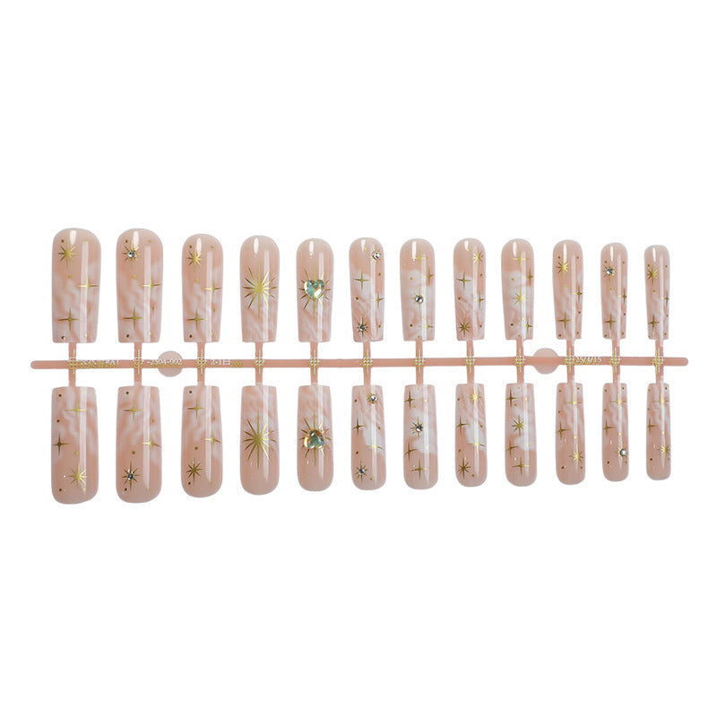 Kunstnagelset mit glamourösen Goldverzierungen Karnz